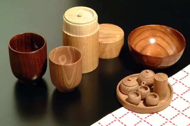 桑を材料にろくろ技術によって作り出される沼田地域の伝統工芸品。木目の美しさ、上品さで多くの方に親しまれています。