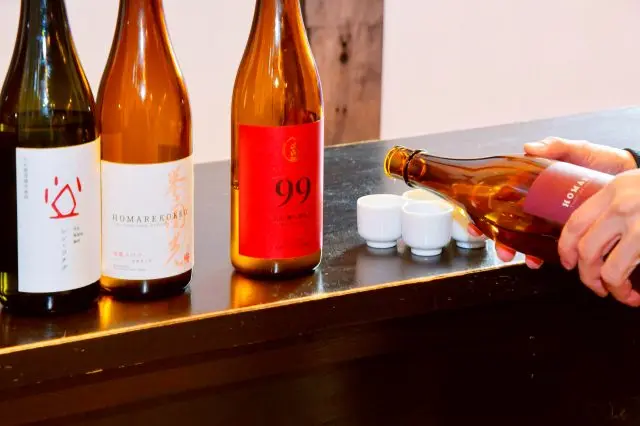 酒蔵見学の後は、試飲タイム。辛口、甘口、フルーティ、クリア…同じ日本酒でも、こんなに味が違うのかと驚き！