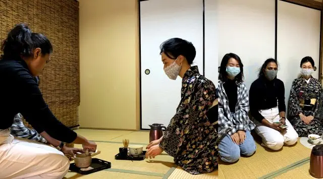 Experiencing tea ceremony at Kameya Zikkichi shop