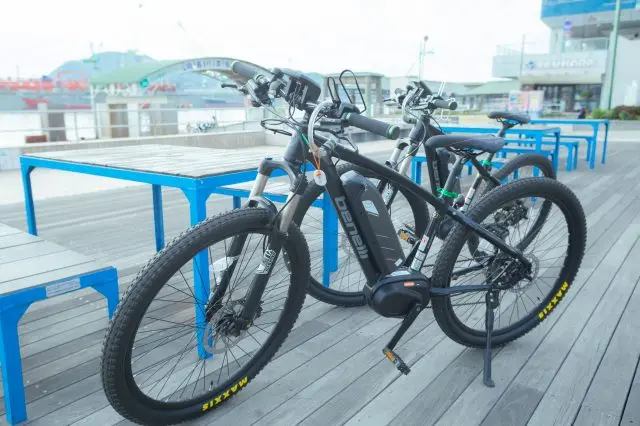 こちらが旅の相棒となる「E-バイク」。電動自転車で坂道もラクラク