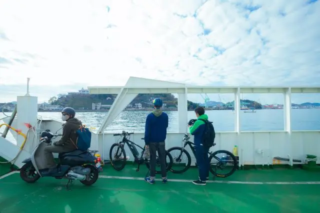 地元の人々の生活の足として使われている渡船フェリー。車の運搬も可能です。