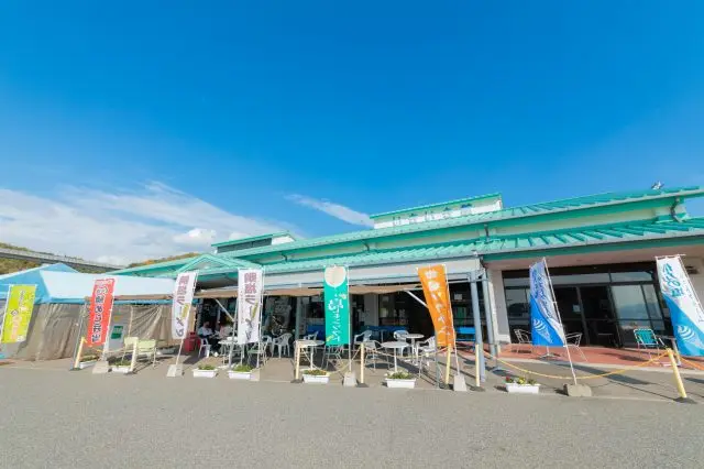 食事処や地元の名産・お土産の購入にも重宝する「道の駅 よしうみいきいき館」