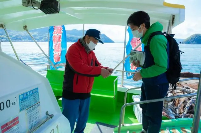 乗船前にチケットを確認