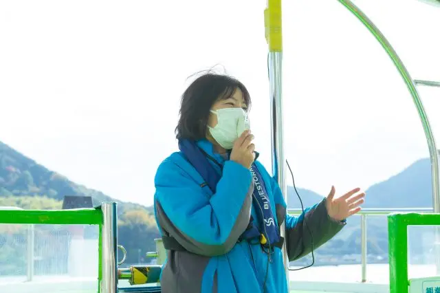 ガイドさんの軽快なおしゃべりも楽しい。外国語パンフレットもあり。