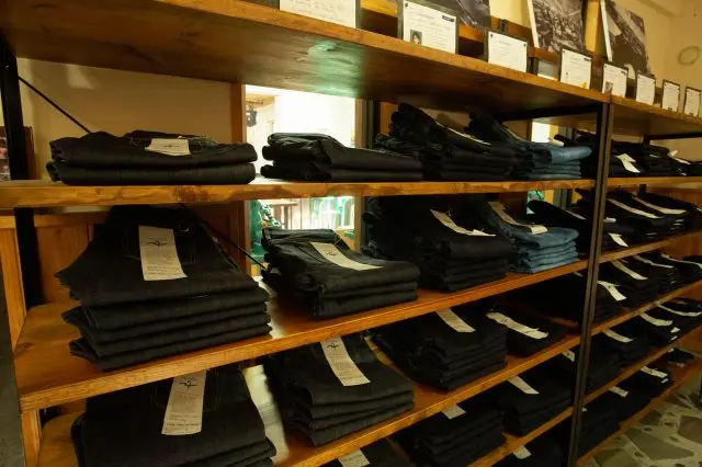 値段によって、ジーンズ生地の質も変わるのでじっくり吟味！