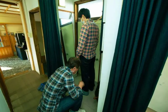 試着の際に、裾上げの位置もスタッフに印をつけてもらいます。