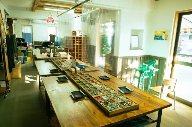 手前の台で、ボタンとリベットを選び、奥の棚から革パッチを選びます。