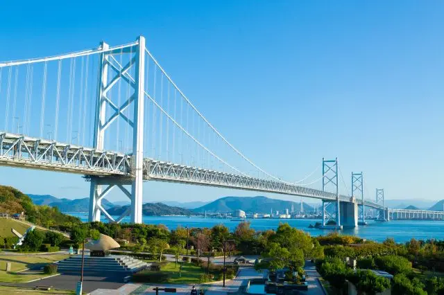 与島から眺めた北備讃瀬戸大橋。手前の塔に登ります。