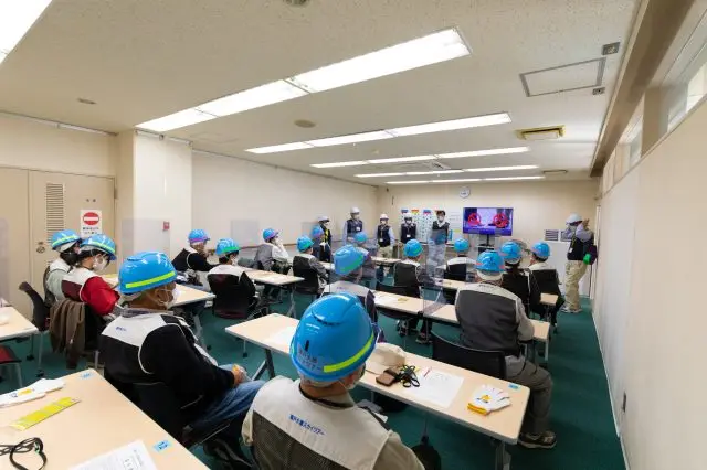 会議室で概要などを説明。ヘルメット、ベストを着用し準備万端！