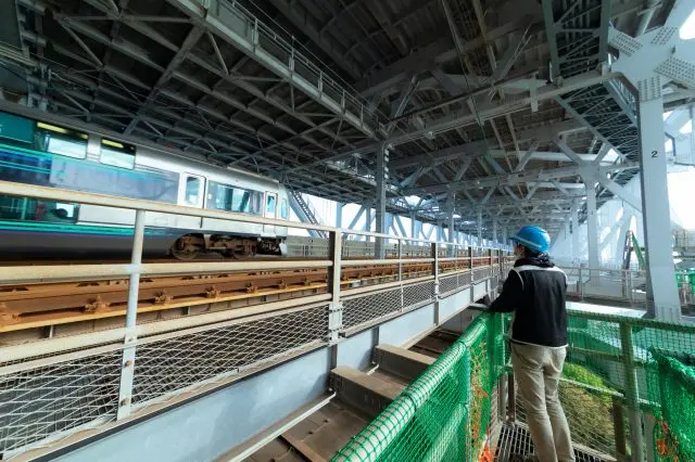 管理用通路から見る電車は、瀬戸大橋ならではの光景。