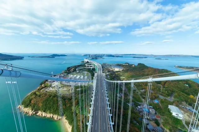 瀬戸大橋の塔頂から見渡す、瀬戸内海の多島美