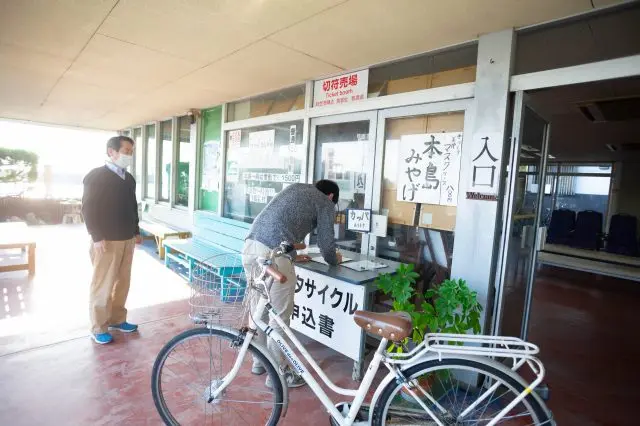 本島汽船待合所で申込書に記入して自転車をレンタル。