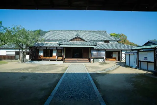 正面には長屋門があり、他の三方は約42mの土壁で囲まれています。