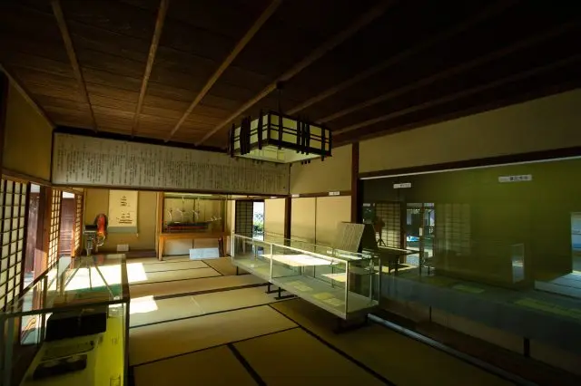 塩飽についての史料がずらり。朱印状を保管していた石櫃も展示されています。