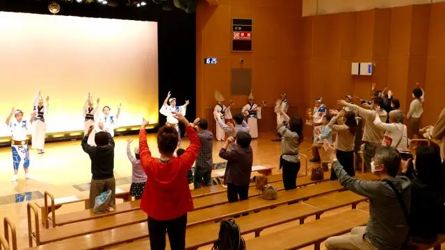 右手右足、左手左足を同時に出すのは意外と難しいかも……