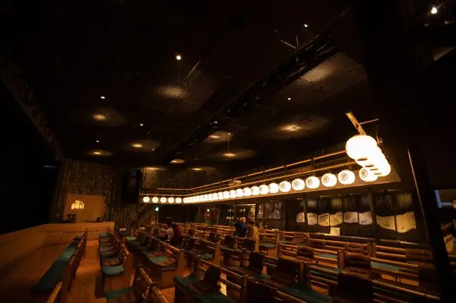 壁に淡路島の伝統産業「瓦」を使用するなど客席もみどころ豊富。