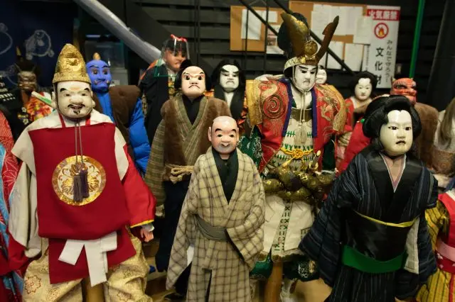 さまざまな演目に登場する人形たちが一堂に会します。今日の演目の主役は左端の戎さま！