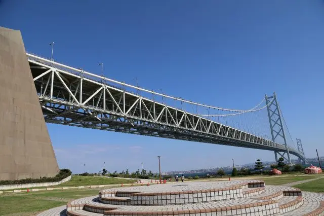 「道の駅あわじ」から望む。左側のコンクリートの構造物が35万トンの重さがあるアンカレイジ。