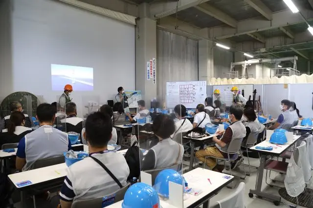 集合場所のアンカレイジ内でツアーに関する説明を受け、明石海峡大橋の建設の動画も視聴。