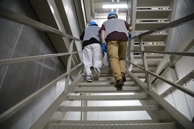 ビル10階相当の高さまで、階段を使って登ります。