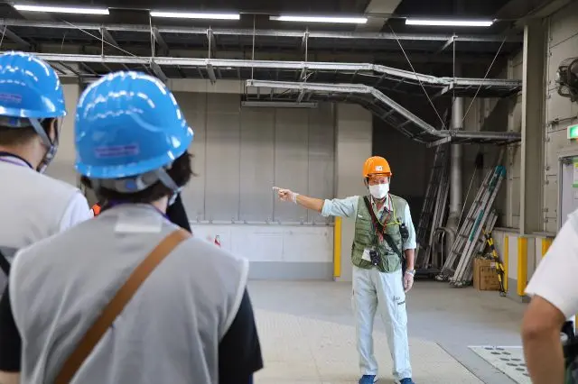 橋について解説するガイドさんは、建設に携わった橋梁技術者の方