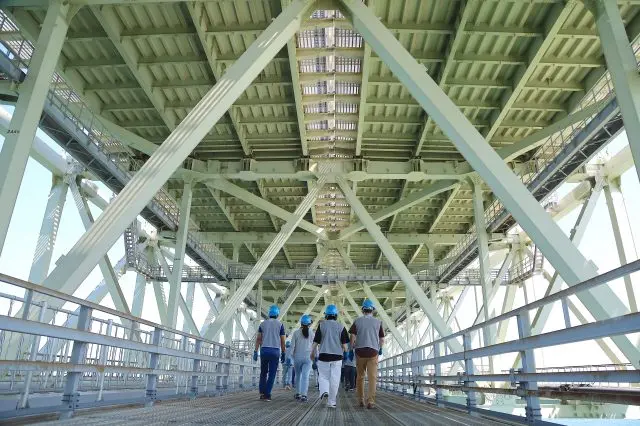 管理路は、端を歩くと危険なので、真ん中を歩きましょう