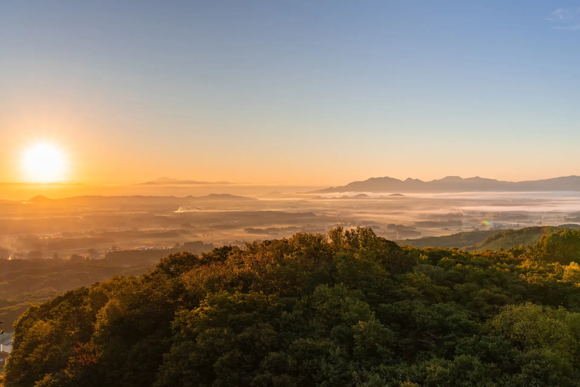 When conditions are right, a dreamlike sea of clouds spreads out with Mount Iwate in the background.