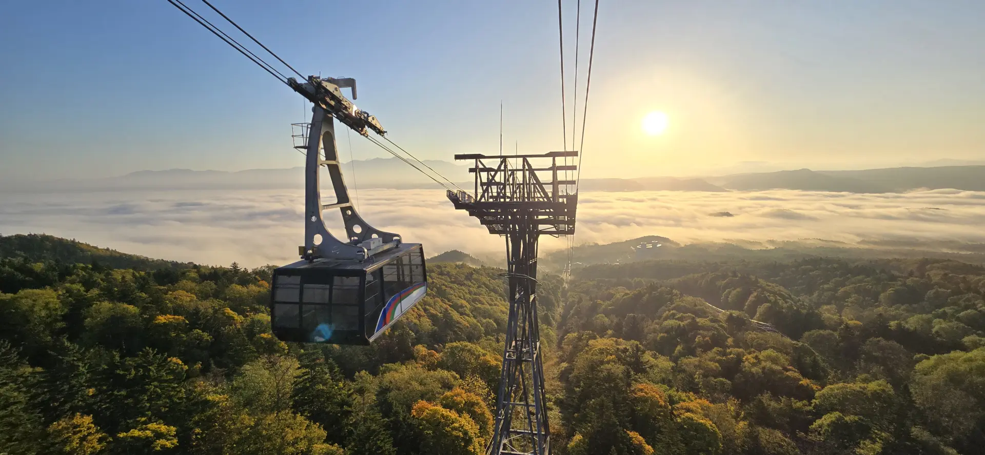 A dreamlike sea of clouds enveloping the Furano Basin can be seen.