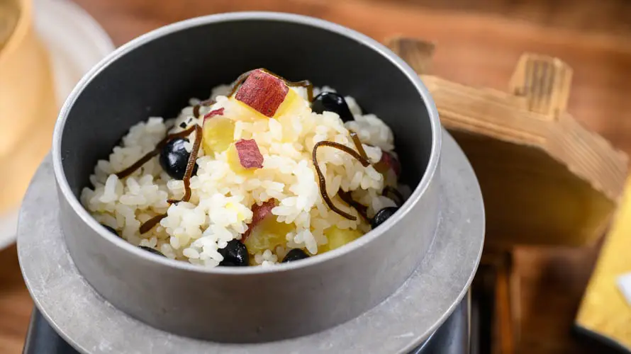 Dishes made with seasonal ingredients from Hokkaido are another highlight.