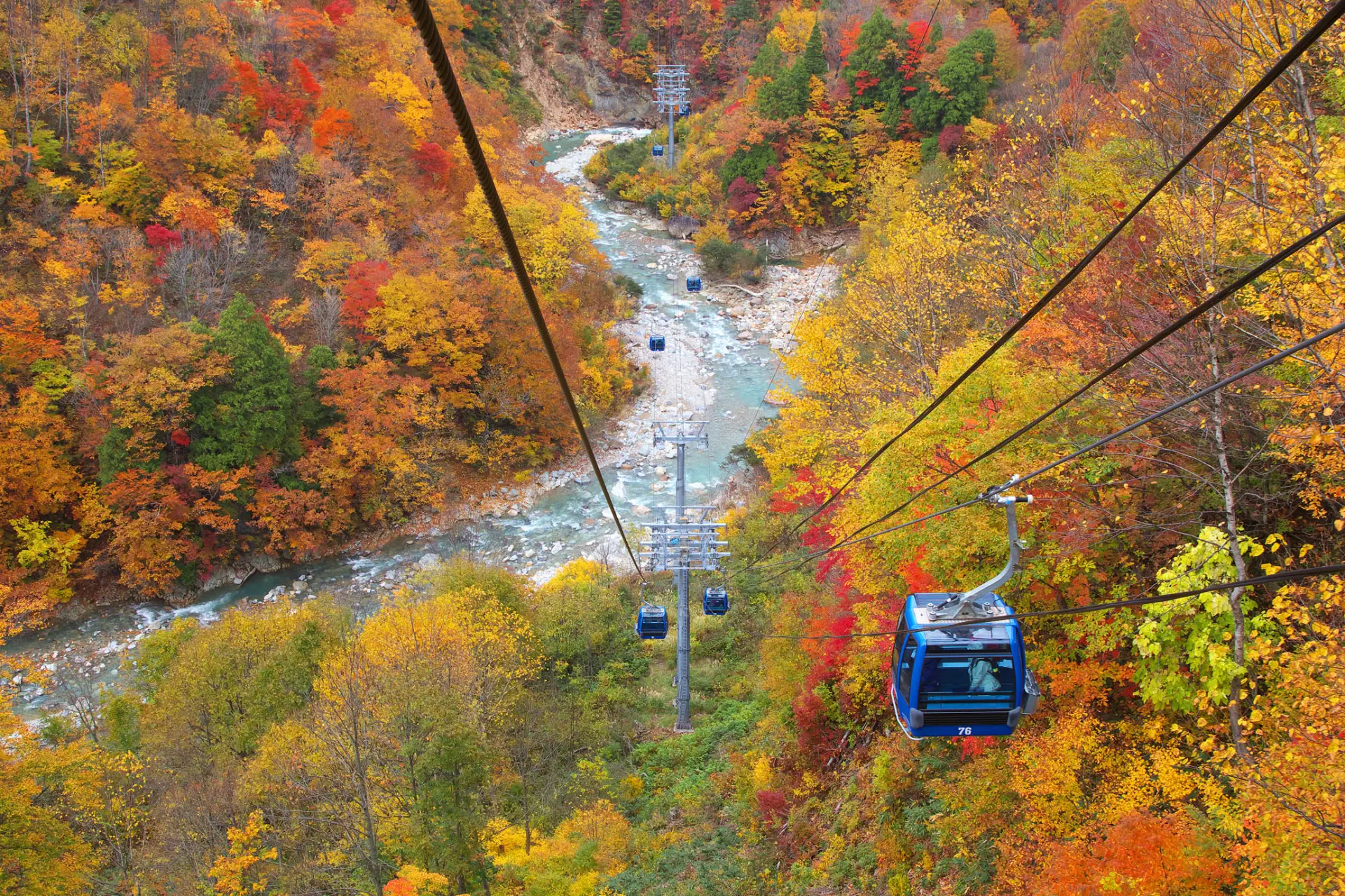 An aerial stroll on the Naeba Dragondola, with autumn foliage unfolding one view after another along the way
