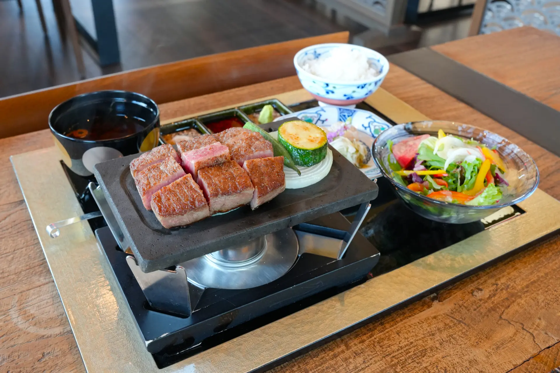 能盡情品味淡路牛鮮美滋味的「淡路牛鐵板燒」