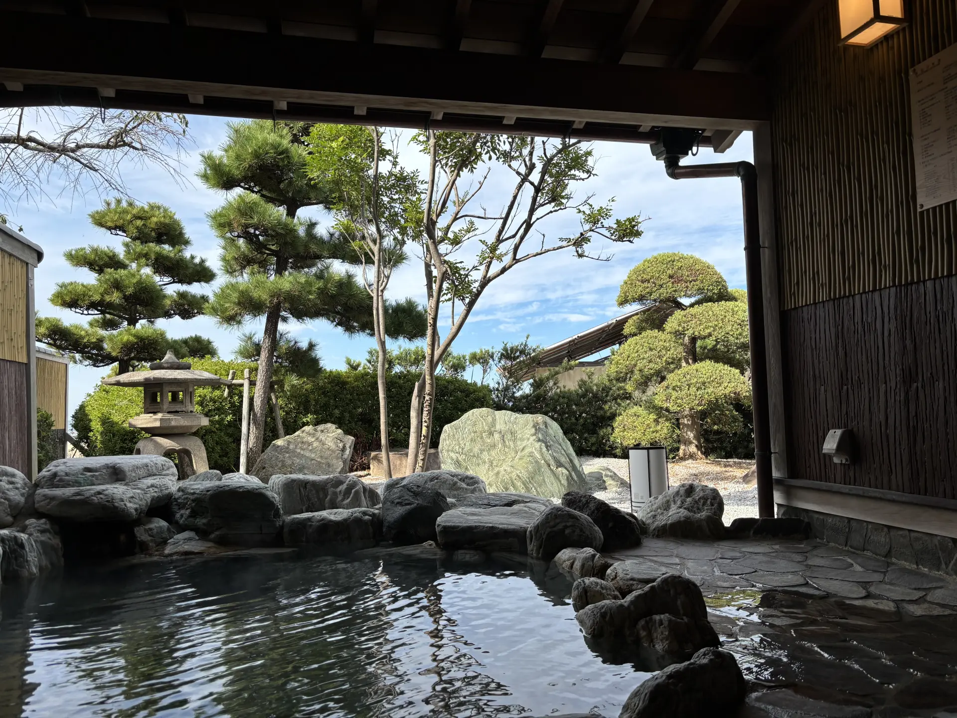 浸泡於溫泉中，悠然舒緩旅途疲憊
