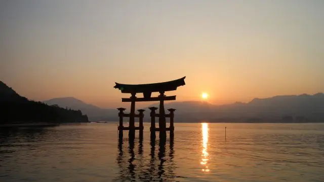 伫立于海上的朱红色鸟居是不容错过的拍照景点