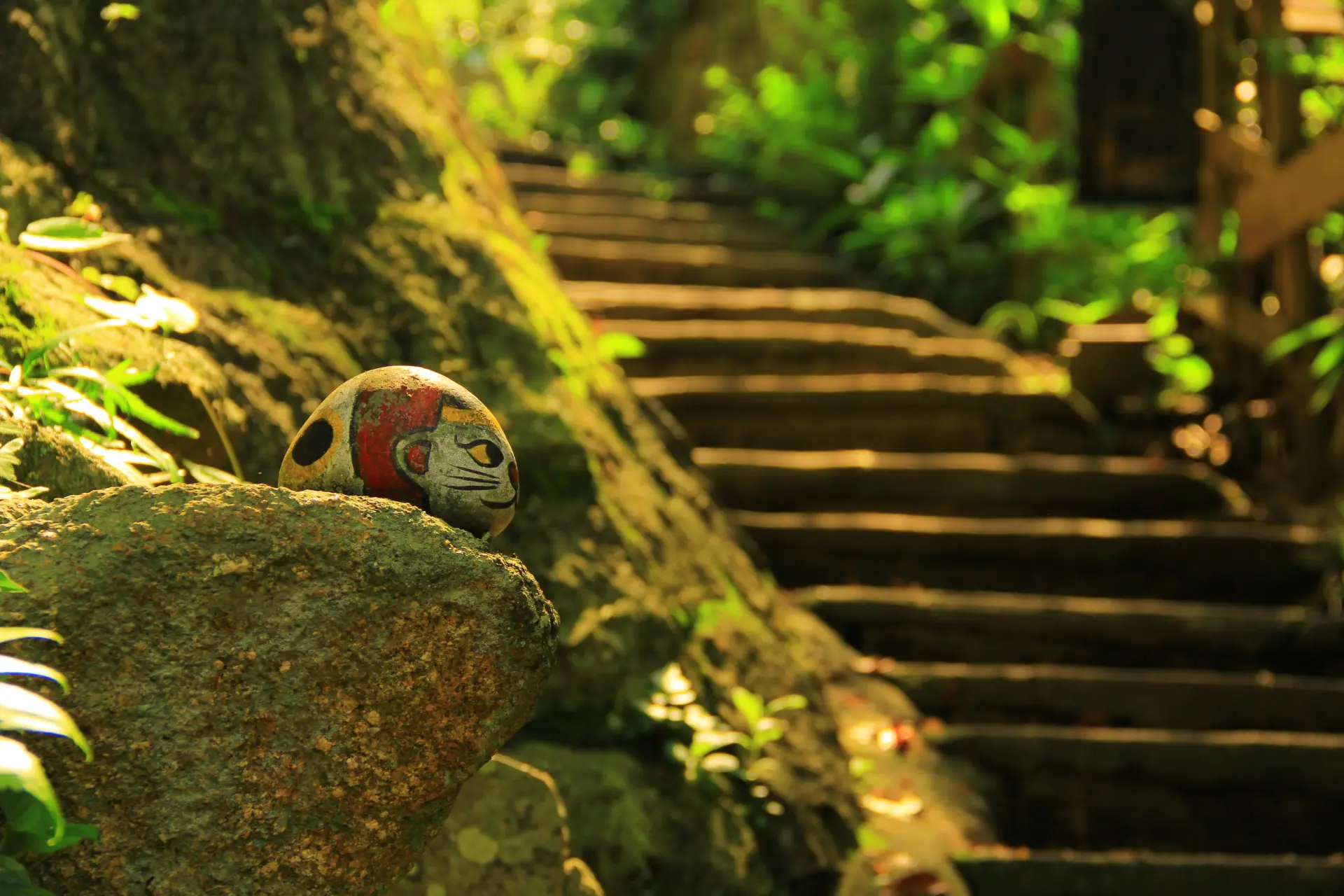 猫をモチーフにしたオブジェが飾られている道