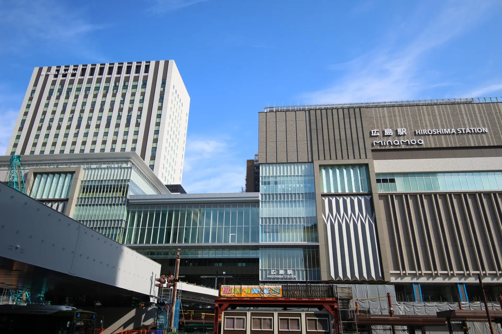 広島駅直結、多彩な店舗が集まる大型商業施設