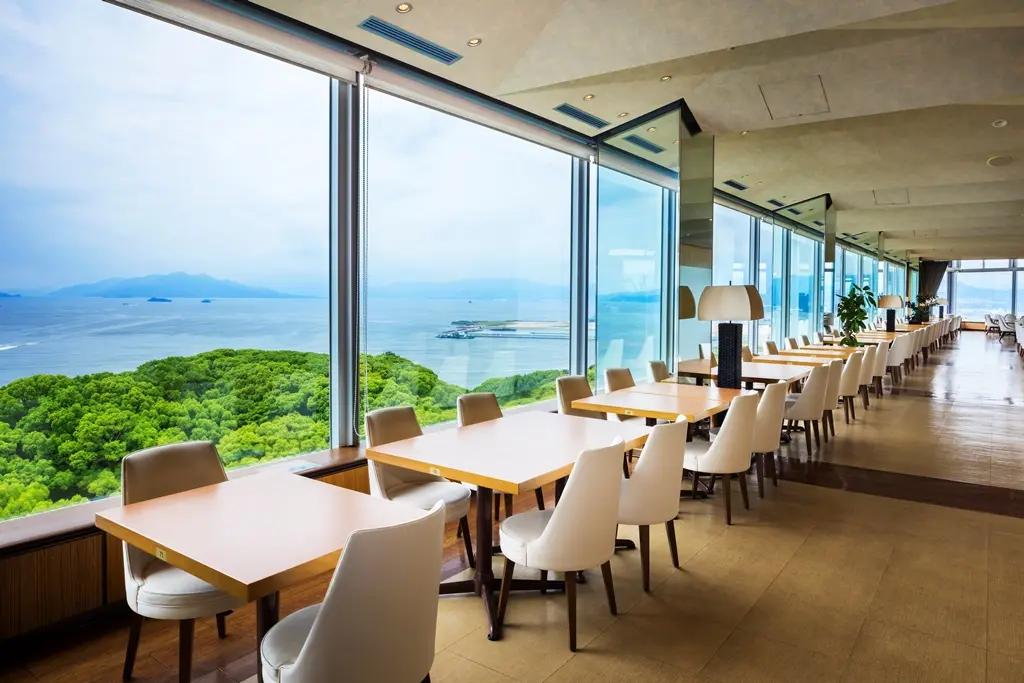 館内の絶景広がるレストラン(※写真はイメージです。)