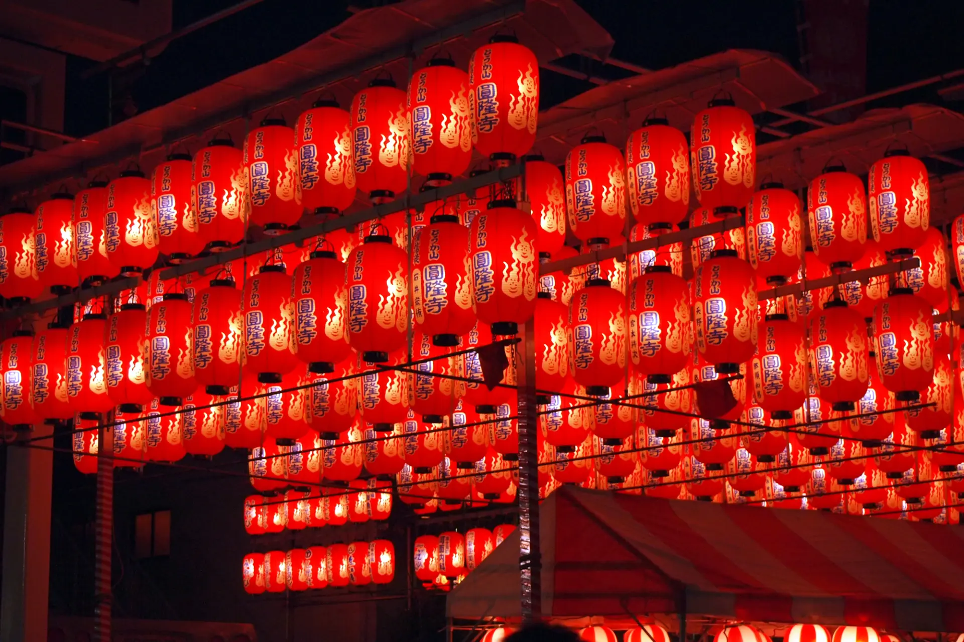 約1,000軒の屋台が立ち並び、伝統行事も行われる広島の三大祭りのひとつ