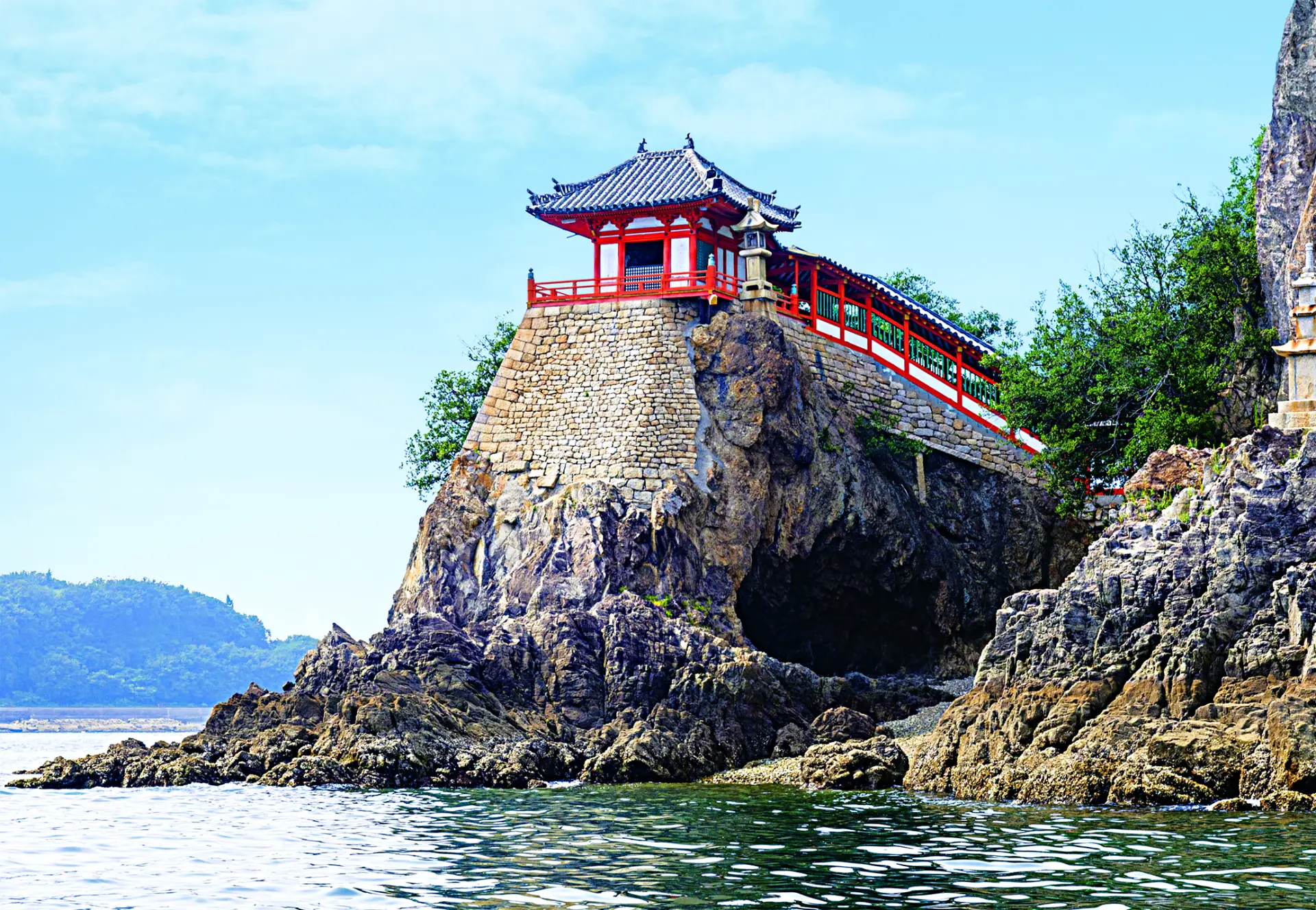 ちょっぴりスリルも味わえる、絶壁に佇む観音堂