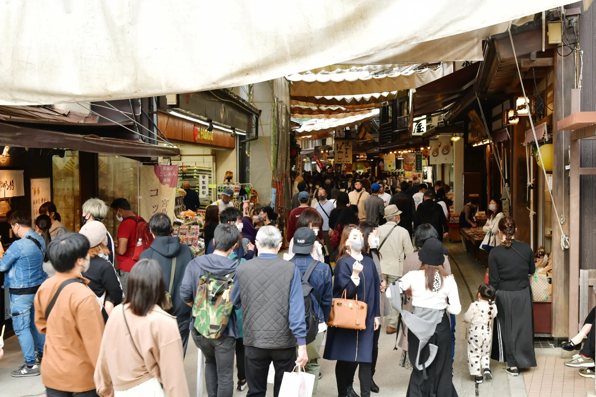 宮島を訪れたらまず歩きたい、賑やかなメインストリート