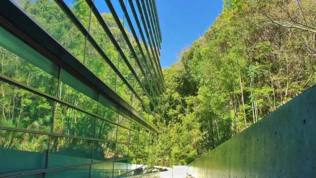 坂上之云博物馆采用将城山绿意引进建筑物之中的设计风格。