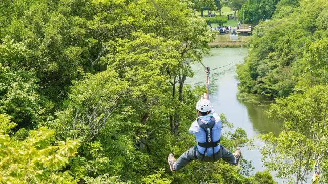 可以尽享野外活动乐趣的高空滑索「挑战吧！冒险假面飞行队！」
〜蜡笔小新冒险乐园〜
蜡笔小新高空滑索
© 臼井儀人／双葉社・シンエイ・テレビ朝日・ADK