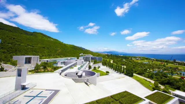 世界的建築家安藤忠雄によって設計された、淡路島の北部にある複合施設