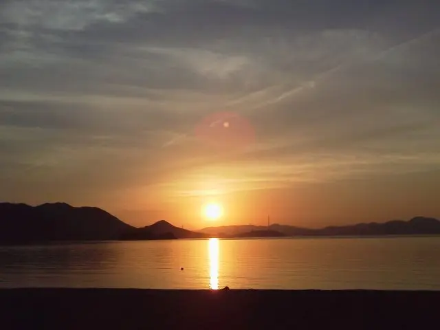 その名の通り、瀬戸内海の美しい夕焼けを見ることが可能。