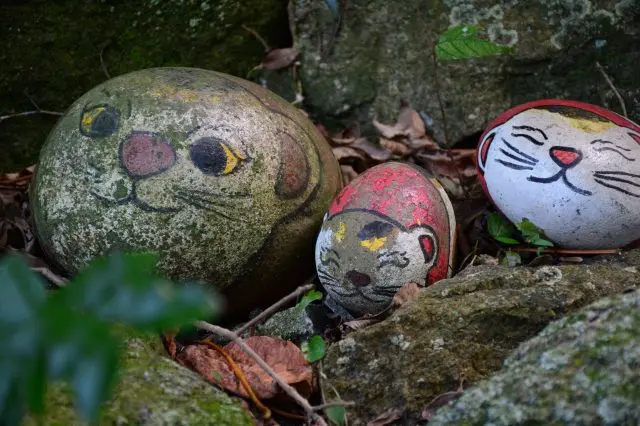 丸い石に可愛らしく描かれた「福石猫」