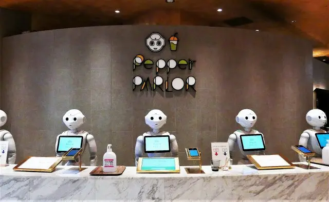 ロボットが“おもてなし”を提供してくれる楽しいカフェ。