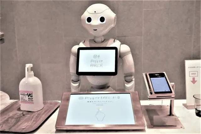 Pepperの前にあるタブレットを使い、好きなメニューを選びます。