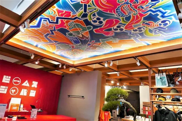 入り口に立つだけで、ユニークな商品がずらり。