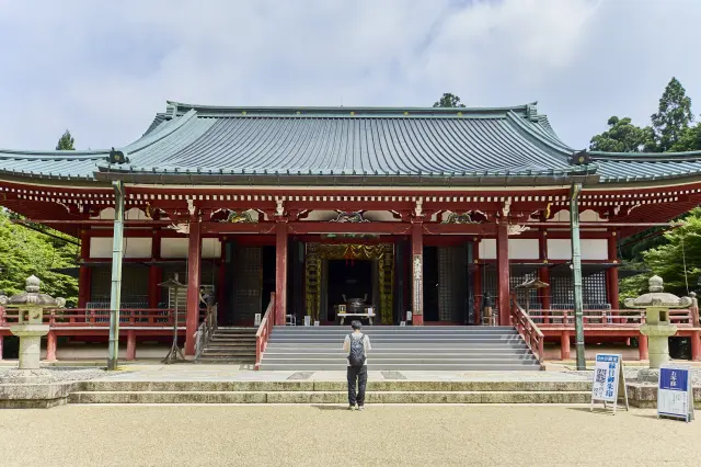 Dai Ko-do (Great Lecture Hall) is where monks study Buddhist teachings. The Hokke Daie is held there once every four years.