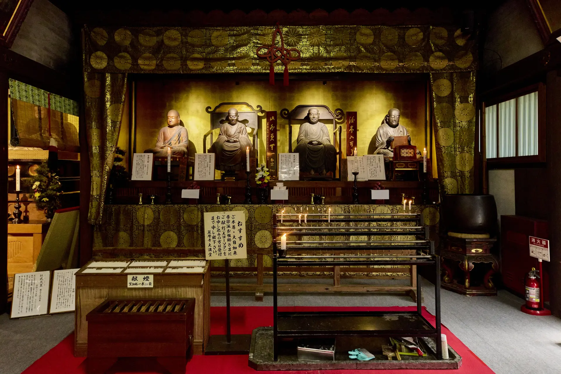 堂內羅列著代表日本佛教之祖師們的尊像