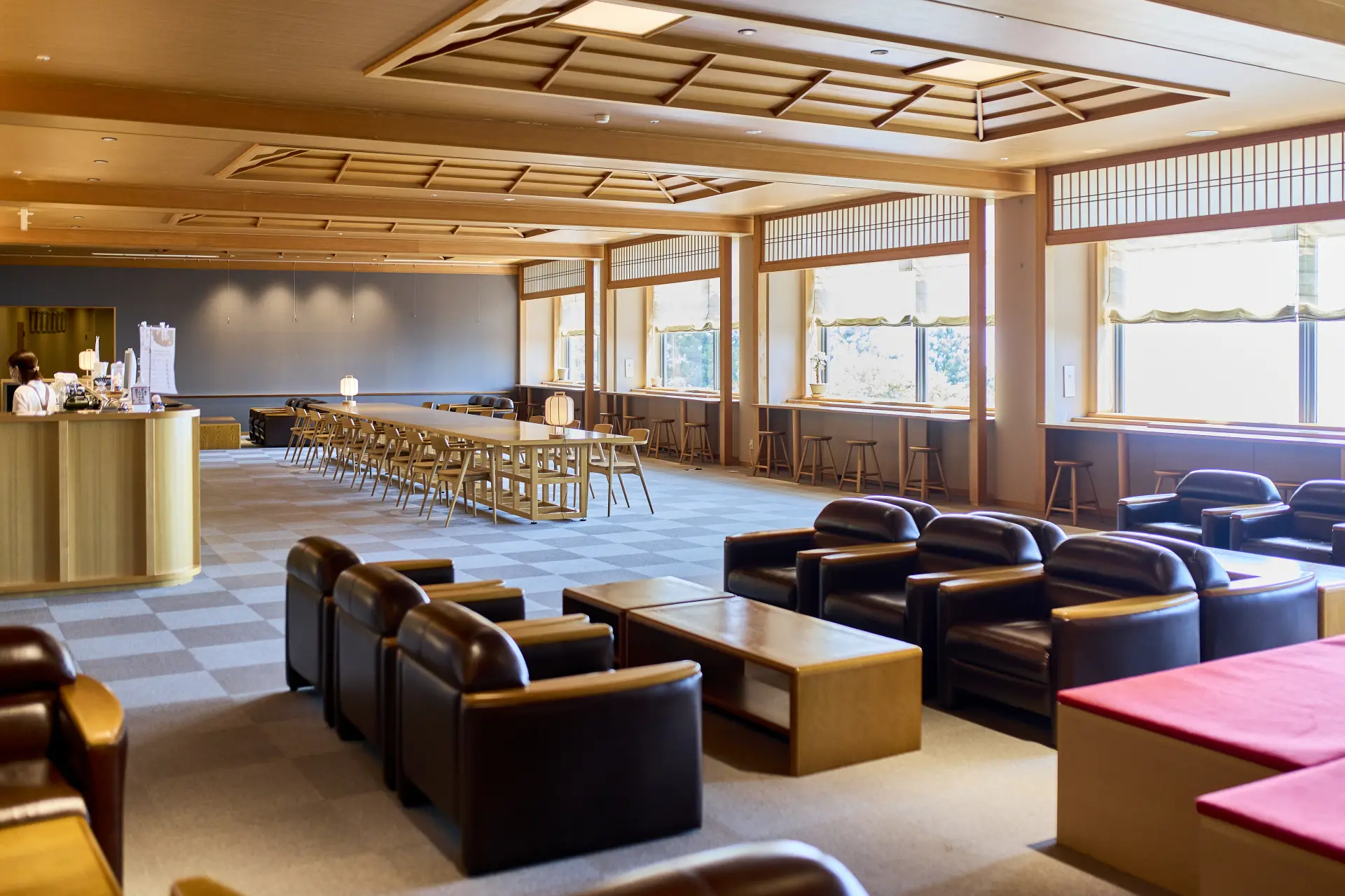 被比叡山大自然環繞的延暦寺會館。亦可供住宿、用餐與休息使用